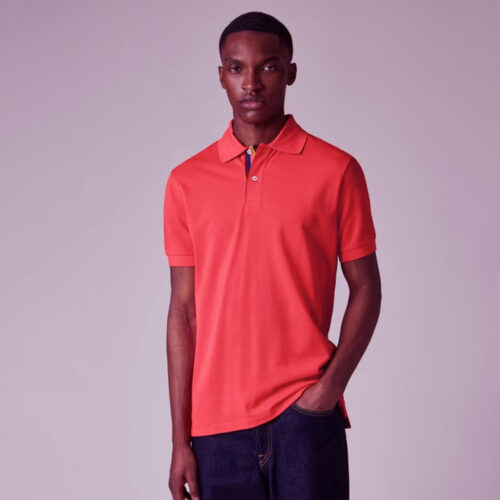 El polo Paul Smith Coral Pink 'Artist Stripe' Placket representa una visión moderna del clásico polo masculino. Primavera-Verano 2026 hombre